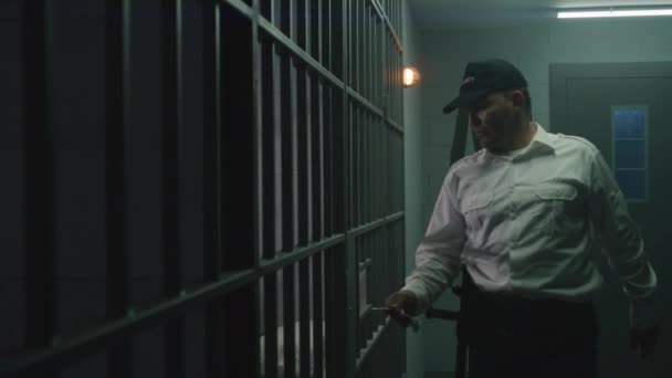 Žalářník Kráčí Chodbou Zajatec Mlátí Vězně Otvírá Vězeňskou Celu Klíči — Stock video