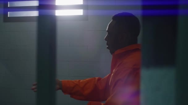 Deux Criminels Afro Américains Uniforme Orange Parlent Homme Assoit Lit — Video