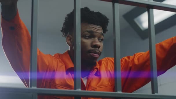 Smutný Afroameričan Oranžové Uniformě Opírá Vězeňské Mříže Hnětá Krk Deprimovaný — Stock video