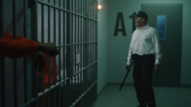 Naczelnik Pałką Kilkoma Kluczami Przychodzi Celi Rozmawia Więźniami Afroamerykanie Pomarańczowym — Wideo stockowe