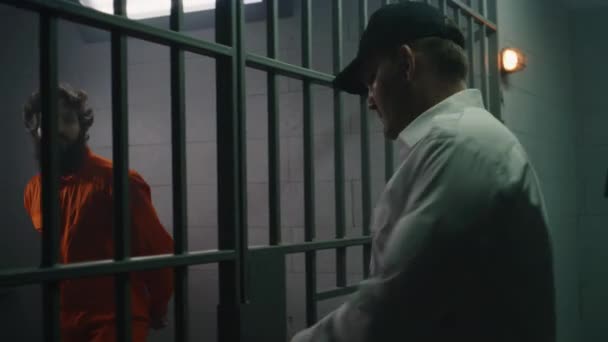 Žalářník Kráčí Chodbou Muž Trefí Správce Věznice Otevře Celu Klíči — Stock video