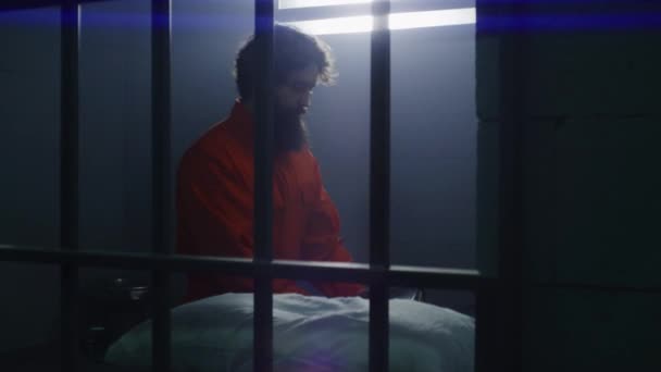 Creyendo Que Prisionero Con Uniforme Naranja Arrodilla Cerca Cama Reza — Vídeos de Stock