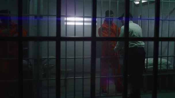 Διευθυντής Βγάζει Τις Χειροπέδες Των Φυλακισμένων Και Μιλάει Εγκληματίες Από — Αρχείο Βίντεο