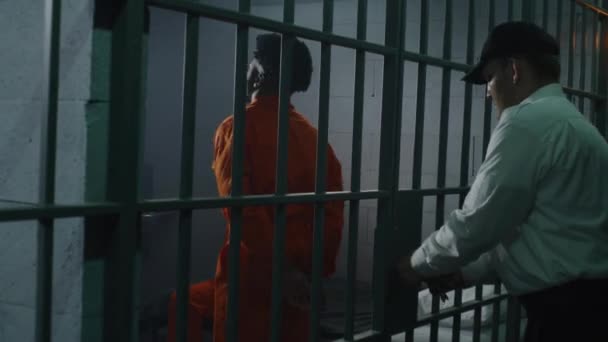Fängelseanställda Sätter Sig Handbojor Skyldig Fånge Orange Uniform Och Leder — Stockvideo