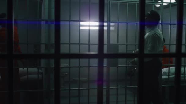 Kepala Penjara Dengan Tongkat Dan Banyak Kunci Datang Sel Sel — Stok Video