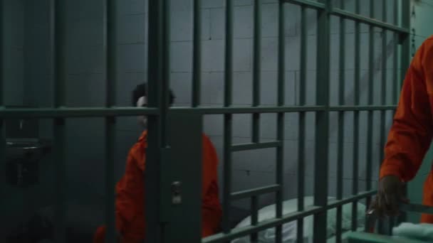 Uomo Uniforme Arancione Mangiare Dal Carrello Criminale Cella Assassino Siede — Video Stock