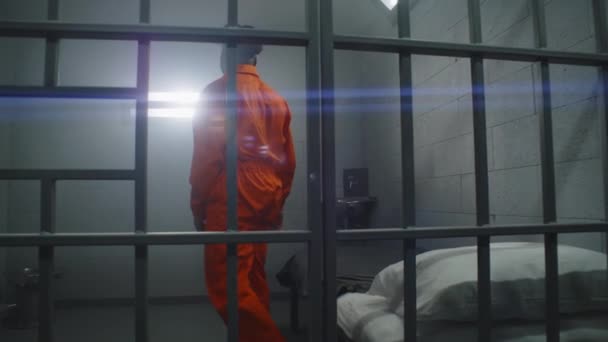 Prisionero Afroamericano Con Uniforme Naranja Levanta Cama Apoya Las Barras — Vídeo de stock