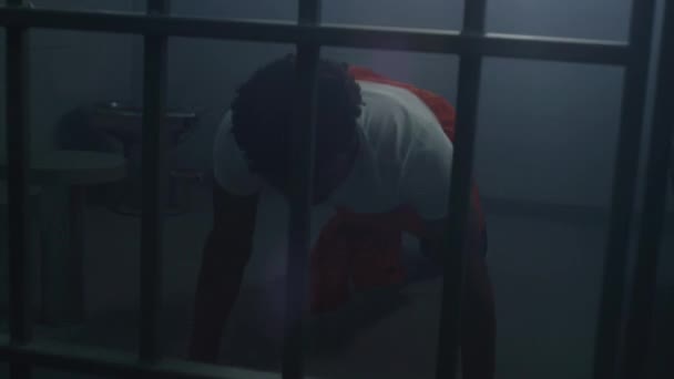 Afro Amerikaanse Gevangene Oranje Uniform Doet Push Ups Schaduwboksen Gevangenis — Stockvideo