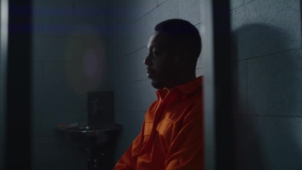 Schuldige Afro Amerikaanse Man Oranje Uniform Zit Het Gevangenisbed Droomt — Stockvideo