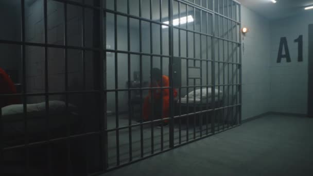 Detenuti Afroamericani Centro Detenzione Penitenziario Uomo Depresso Uniforme Arancione Siede — Video Stock