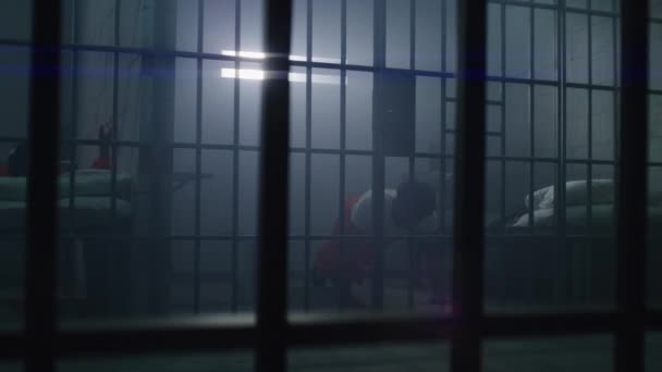 Prisionero Afroamericano Uniforme Naranja Boxeo Entrenamiento Celda Prisión Otro Preso — Vídeo de stock