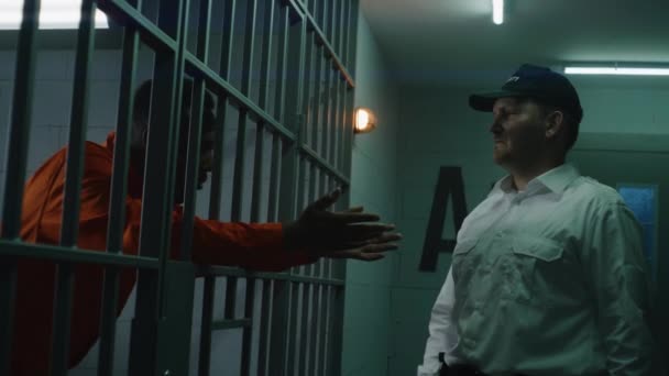 Gardien Avec Matraque Vient Cellule Tyrannise Prisonnier Lui Crie Dessus — Video