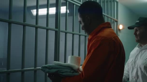 ウォーデンは有罪判決を受けた囚人を刑務所に連れて行き 手錠を外す アフリカ系アメリカ人男性は 矯正施設や拘留施設で投獄期間を過ごしている 刑務所での殺人事件 トラッキングショット — ストック動画