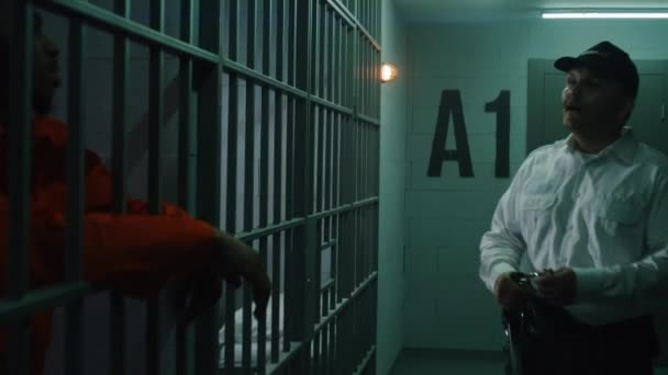 Gardien Avec Matraque Vient Dans Les Cellules Prison Commence Intimider — Video