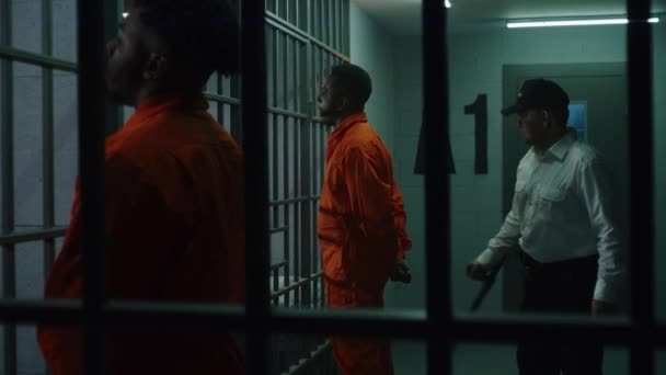 Gevangenismedewerker Met Politiestokje Loopt Naar Gevangenisgang Pest Gevangenen Afro Amerikaanse — Stockvideo