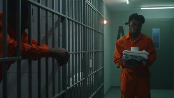 Aufseher Bringt Neuen Häftling Gefängniszelle Und Legt Ihm Handschellen Afroamerikanische — Stockvideo