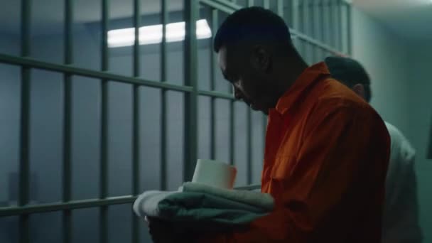 Aufseher Bringt Schuldigen Häftling Gefängniszelle Und Legt Ihm Handschellen Afroamerikaner — Stockvideo
