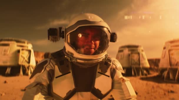 우주복을 우주비행사가 미소를 지으며 카메라를 봅니다 연구소 화성에 기지에서 행성에 — 비디오