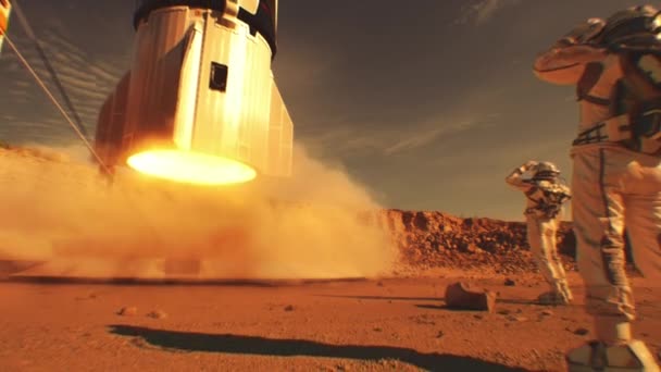 Två Astronauter Rymddräkt Står Och Ser Rymdfarkoster Landa Mars Yta — Stockvideo