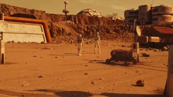 Dua Astronot Dengan Pakaian Luar Angkasa Berjalan Permukaan Mars Stasiun — Stok Video
