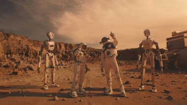 Uzay giysileri içindeki iki astronot Mars yüzeyinde robotlarla konuşuyor. Arka planda yapay zeka aracı var. İnsanlı uzay görevleri. Kızıl gezegen. Gelecekçi kolonileştirme ve keşif kavramı.