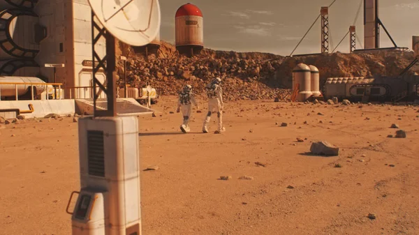 Twee Astronauten Wetenschappers Ruimtepakken Lopen Mars Onderzoeksstation Kolonie Wetenschappelijke Basis — Stockfoto