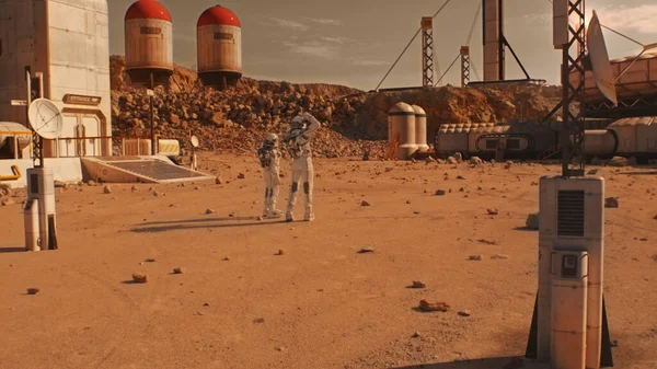 Två Astronauter Forskare Rymddräkter Går Mars Yta Forskningsstation Koloni Eller — Stockfoto