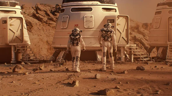 Dos Astronautas Trajes Espaciales Caminan Hacia Estación Investigación Colonia Base —  Fotos de Stock