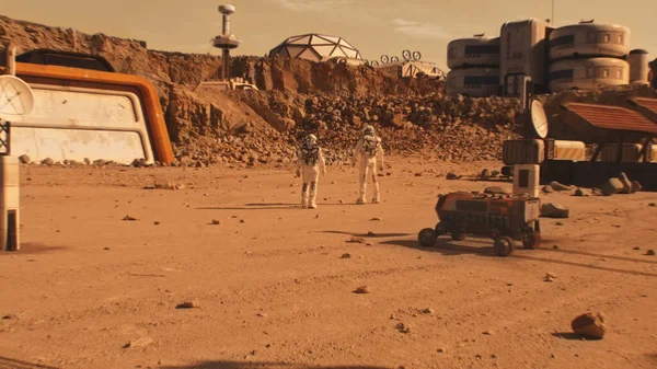 Två Astronauter Rymddräkter Går Mars Yta Forskningsstation Eller Vetenskaplig Bas — Stockfoto