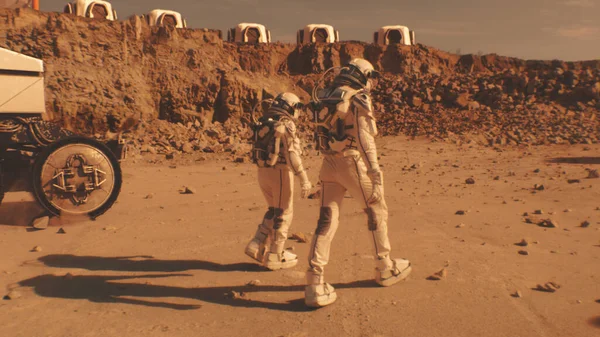 Två Astronauter Rymddräkter Går Mot Forskningsstationen Kolonin Eller Den Vetenskapliga — Stockfoto