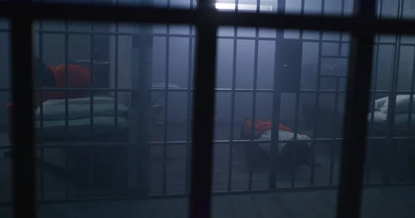 Turuncu Üniformalı Afrikalı Bir Mahkum Hapishane Hücresinde Şınav Çekiyor Gölge — Stok fotoğraf