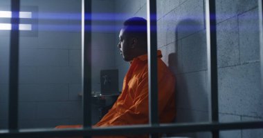 Turuncu üniformalı suçlu Afro-Amerikan adam hapishane yatağında oturup özgürlüğü düşünüyor. Islah evinde ya da gözaltı merkezinde kasvetli bir suçlu. Mahkûm, hapis cezasına çarptırıldı.