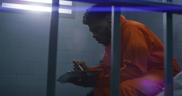 Afro Amerikaanse Man Zit Bed Eet Eten Zit Gevangenisstraf Uit — Stockfoto