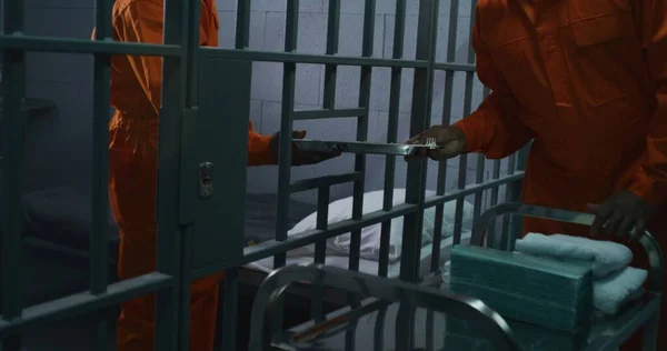 Hombre Uniforme Naranja Comida Servir Carro Prisionero Celda Criminal Deprimido — Foto de Stock