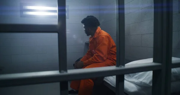 Reclusos Afroamericanos Centros Detención Correccionales Hombre Deprimido Uniforme Naranja Sienta — Foto de Stock