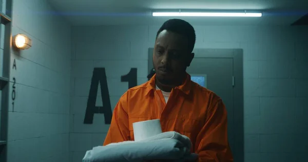 Müdür Suçlu Mahkumu Hücreye Getirir Kelepçeleri Çıkarır Afrikalı Amerikalı Bir — Stok fotoğraf