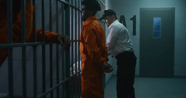 Aufseher Bringt Neuen Häftling Gefängniszelle Und Legt Ihm Handschellen Afroamerikanische — Stockfoto
