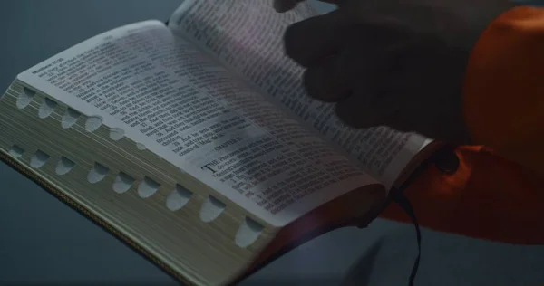 Ein Afroamerikanischer Häftling Orangefarbener Uniform Liest Einer Gefängniszelle Die Bibel — Stockfoto