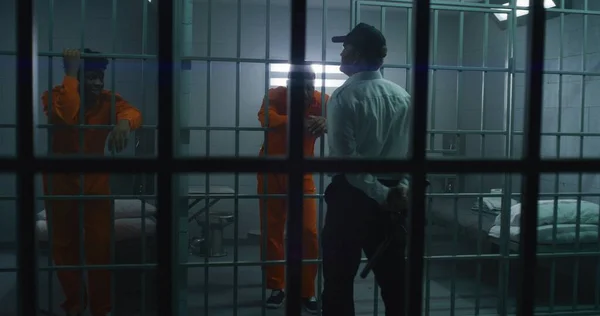 박쥐가있는 보일러는 죄수들과 이야기합니다 아프리카계 미국인 범죄자들은 감옥에서 기간을 제공합니다 — 스톡 사진
