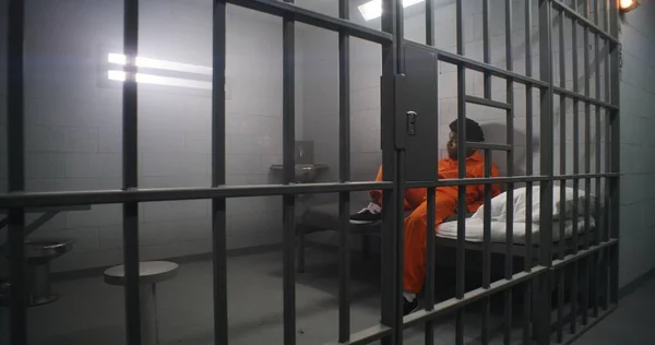 Dos Presos Vecinos Cumplen Condena Prisión Celdas Prisión Criminal Afroamericano — Foto de Stock