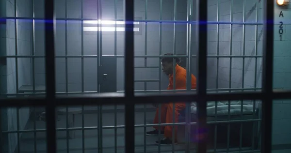 Hombre Uniforme Naranja Comida Servir Carro Prisionero Celda Criminal Deprimido — Foto de Stock