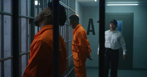 Zaměstnanec Věznice Policejním Obuškem Chodí Vězeňské Chodbě Šikanuje Vězně Afroameričtí — Stock fotografie