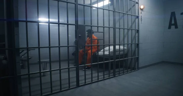 Afro Amerikaanse Gevangenen Detentiecentrum Gevangenis Depressieve Man Oranje Uniform Zit — Stockfoto