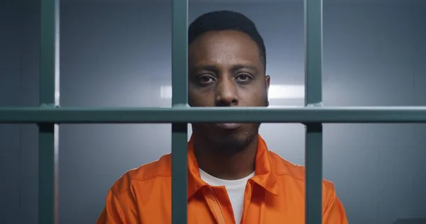 Afroamerikaner Orangefarbener Uniform Halten Die Hände Handschellen Den Gittern Der — Stockfoto