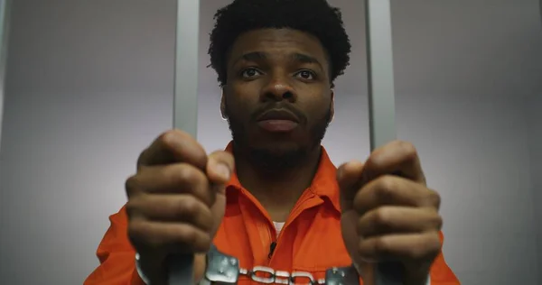 Prisionero Afroamericano Con Uniforme Naranja Mantiene Las Manos Esposadas Las — Foto de Stock