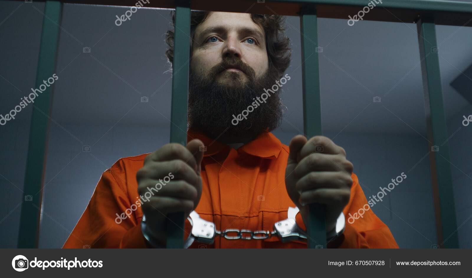 Άντρας Κρατούμενος Πορτοκαλί Στολή Κρατά Μεταλλικές Μπάρες Στέκεται Στο Κελί  — Φωτογραφία Αρχείου © EvgeniyShkolenko #670507928