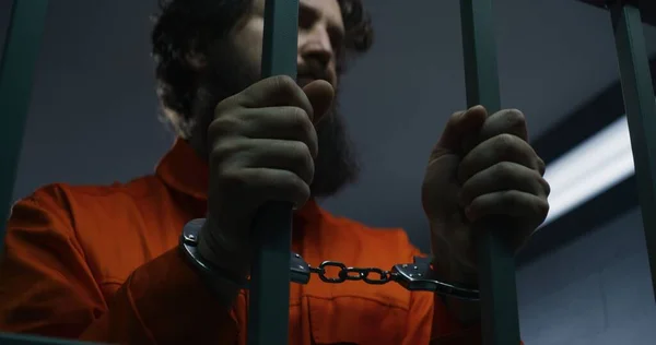 Vězeň Oranžové Uniformě Poutech Drží Kovové Mříže Stojí Vězeňské Cele — Stock fotografie