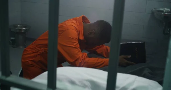 Religiöser Afroamerikanischer Gefangener Orangefarbener Uniform Kniet Neben Dem Bett Und — Stockfoto