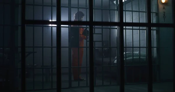 Vězeň Oranžové Uniformě Klečí Postele Modlí Bohu Vězeňské Cele Drží — Stock fotografie