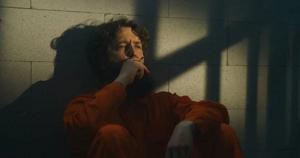 Deprimovaný Vězeň Oranžové Uniformě Sedí Posteli Kouří Cigaretu Vězeňské Cele — Stock fotografie